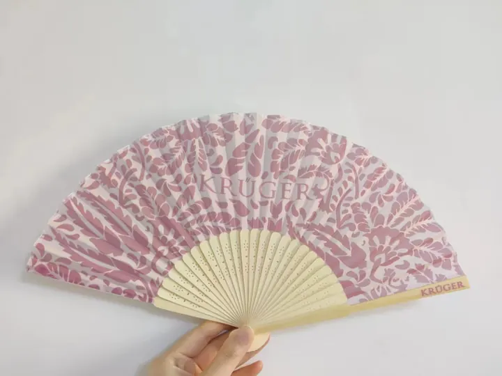 Éventail personnalisé Krüger — toile florale rose, monture bambou