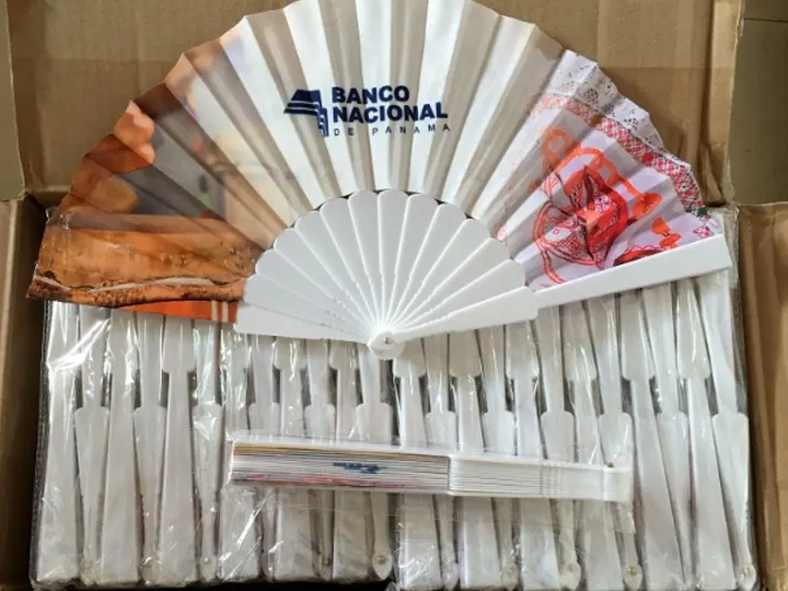 Commande d'éventails personnalisés Banco Nacional de Panamá — livraison en volume